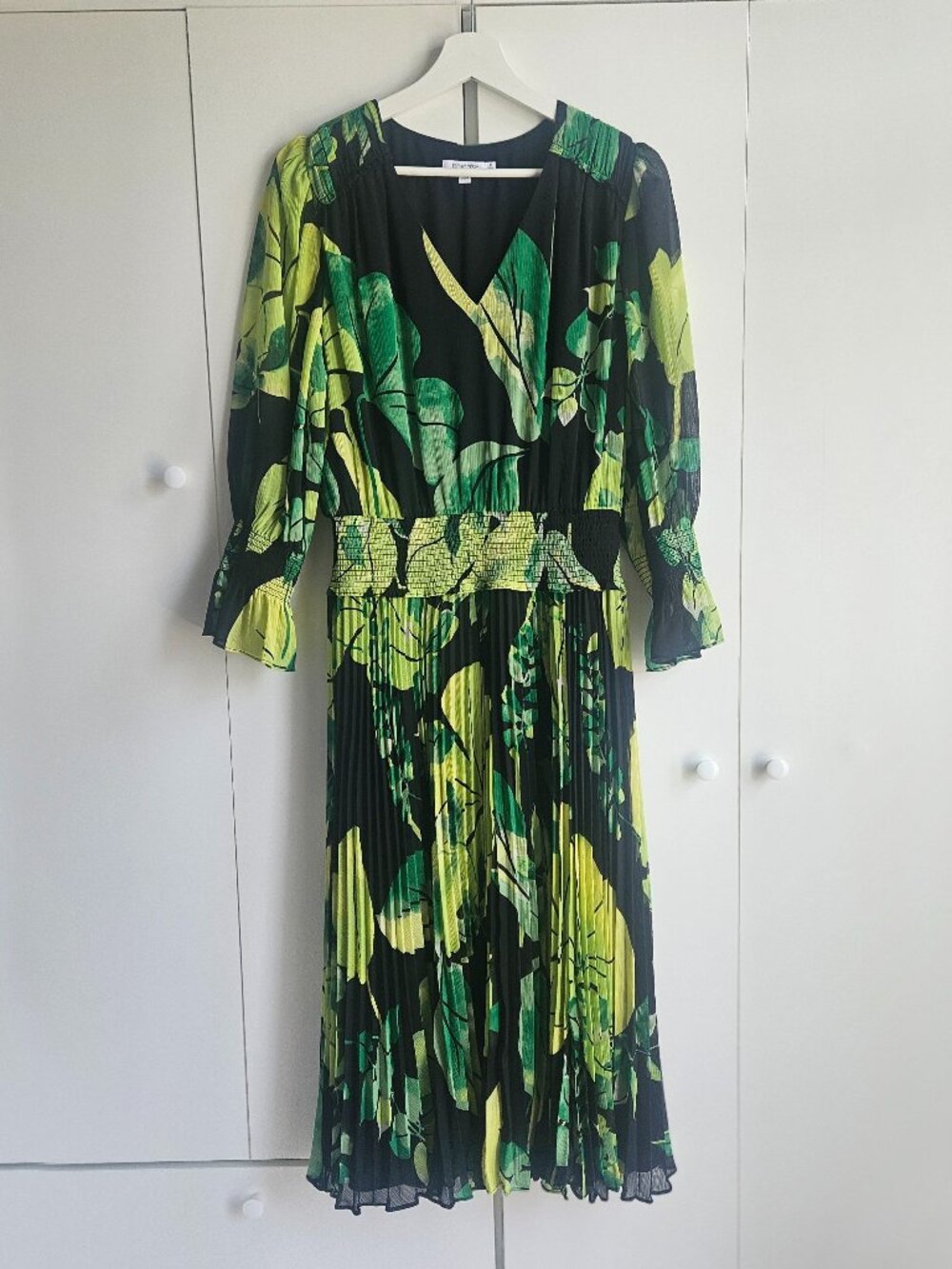 Chico's Tropical Leaf Green Black Pleated Midi Dress – NWOT, SIZE 8 (1R)